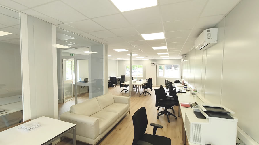 Colegio modular, interior aula prefabricada