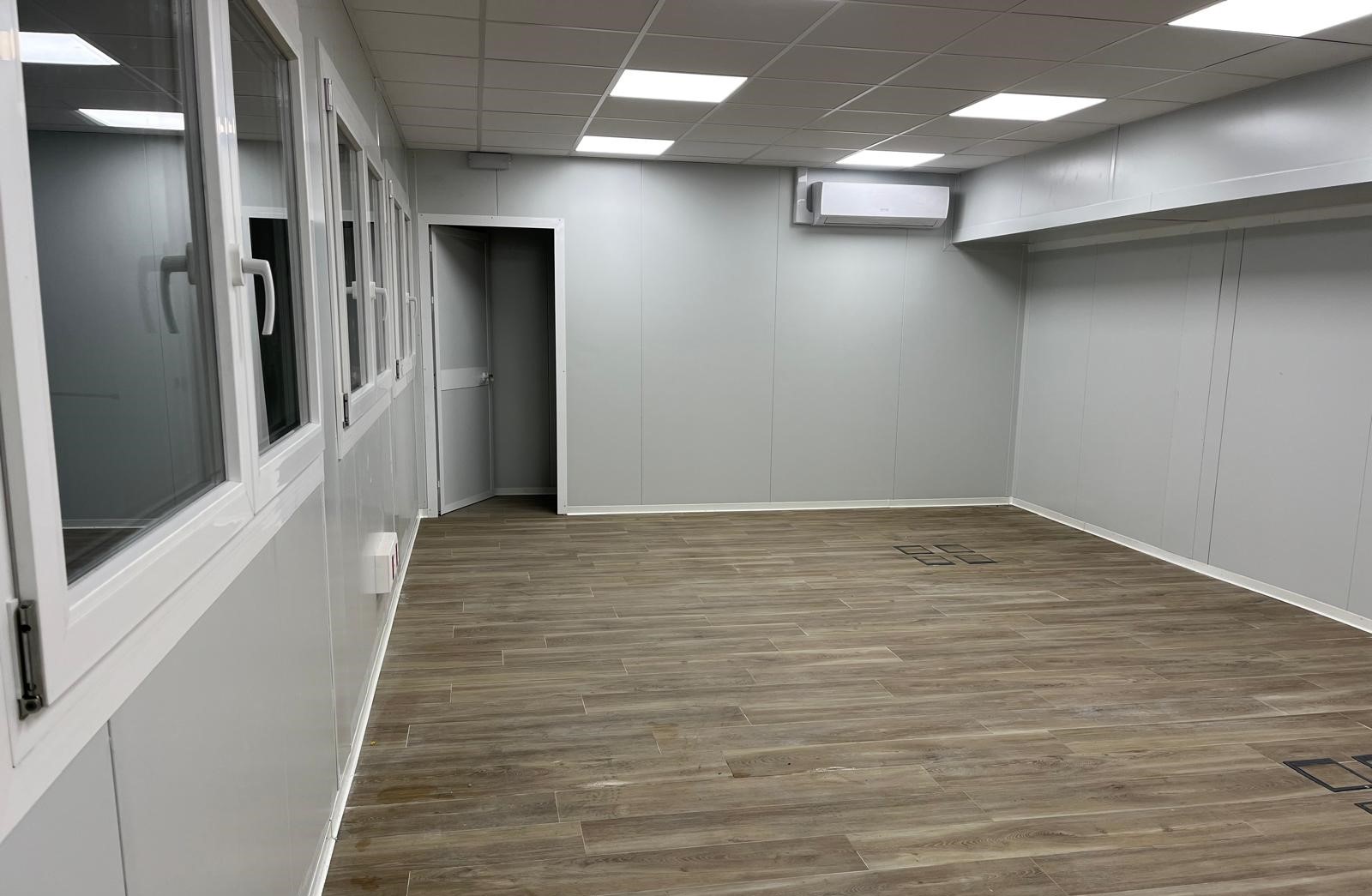 Instalación de módulos de oficina prefabricados en interior de nave con altura reducida