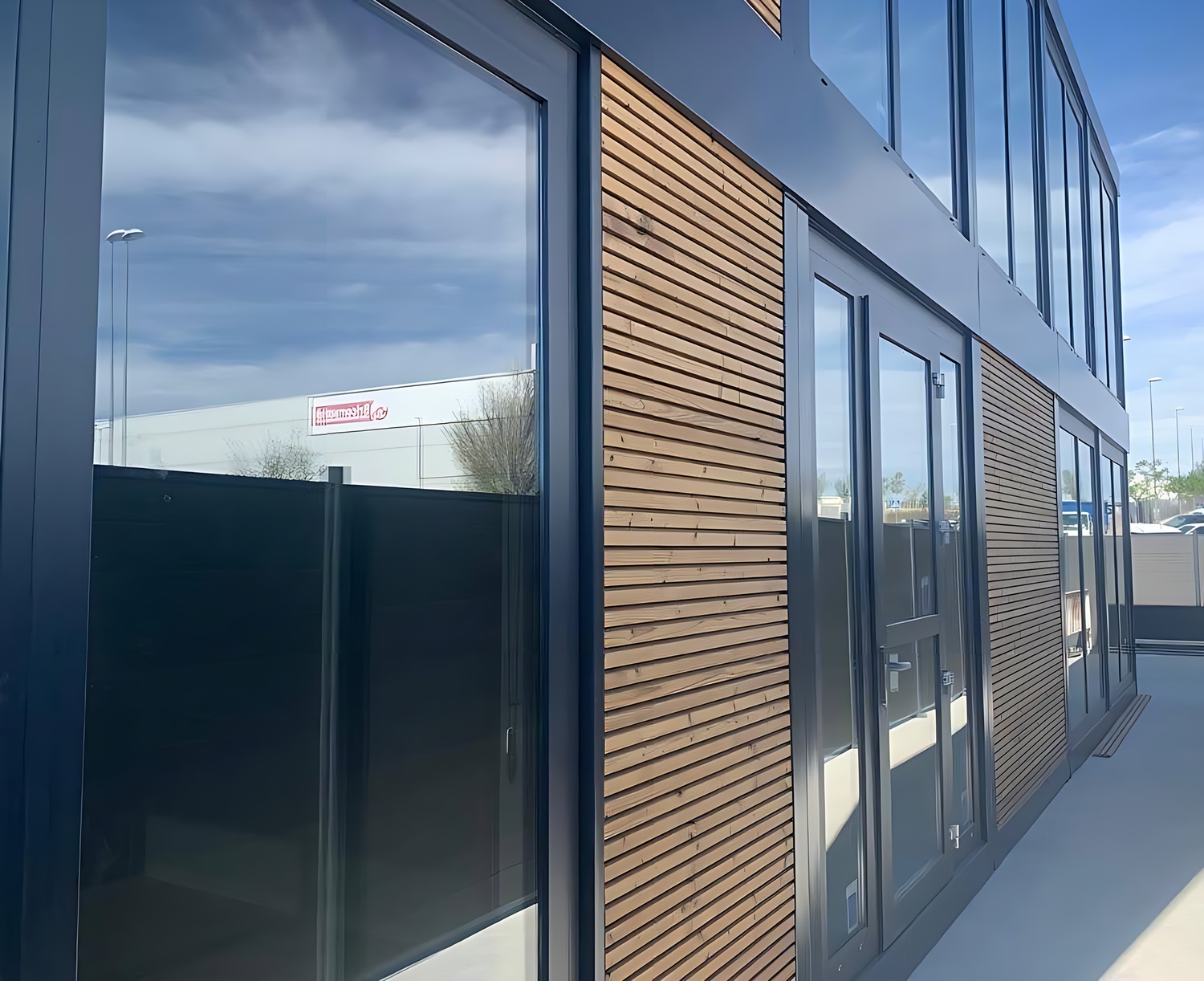 Vista exterior de oficina modular prefabricada desmontable para centro de datos en Madrid