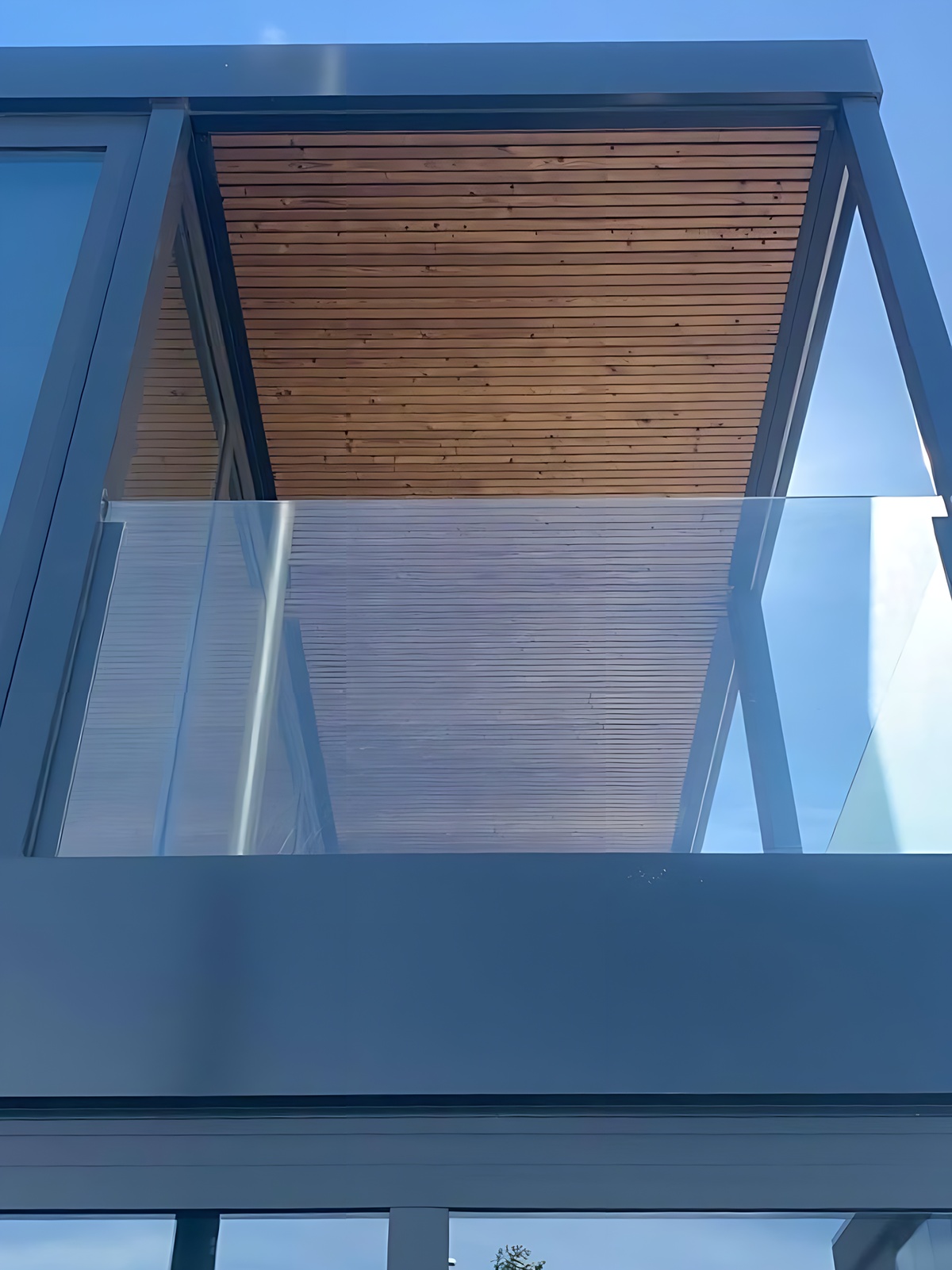 Detalle de fachada de oficina prefabricada exterior con madera termotratada en Alcobendas