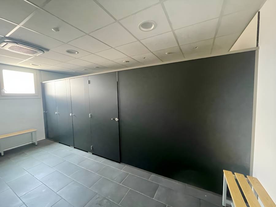 Vestuarios prefabricados integrados en complejo de oficinas modulares para centro logístico