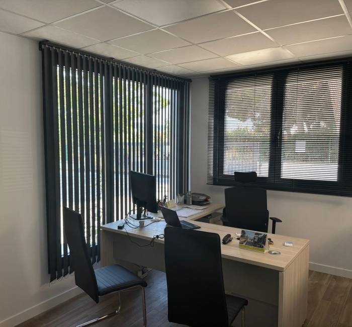Despacho interior de oficina modular prefabricada con acabados de calidad