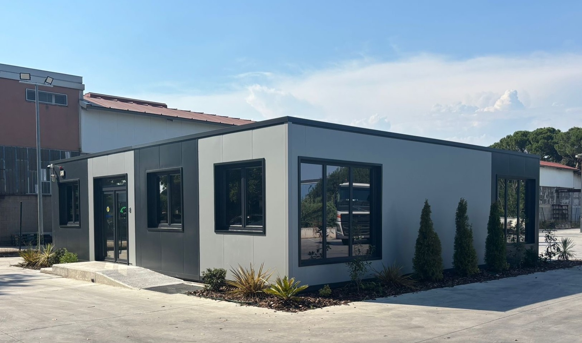 Fachada de oficina modular prefabricada para nave industrial con acabado ventilado