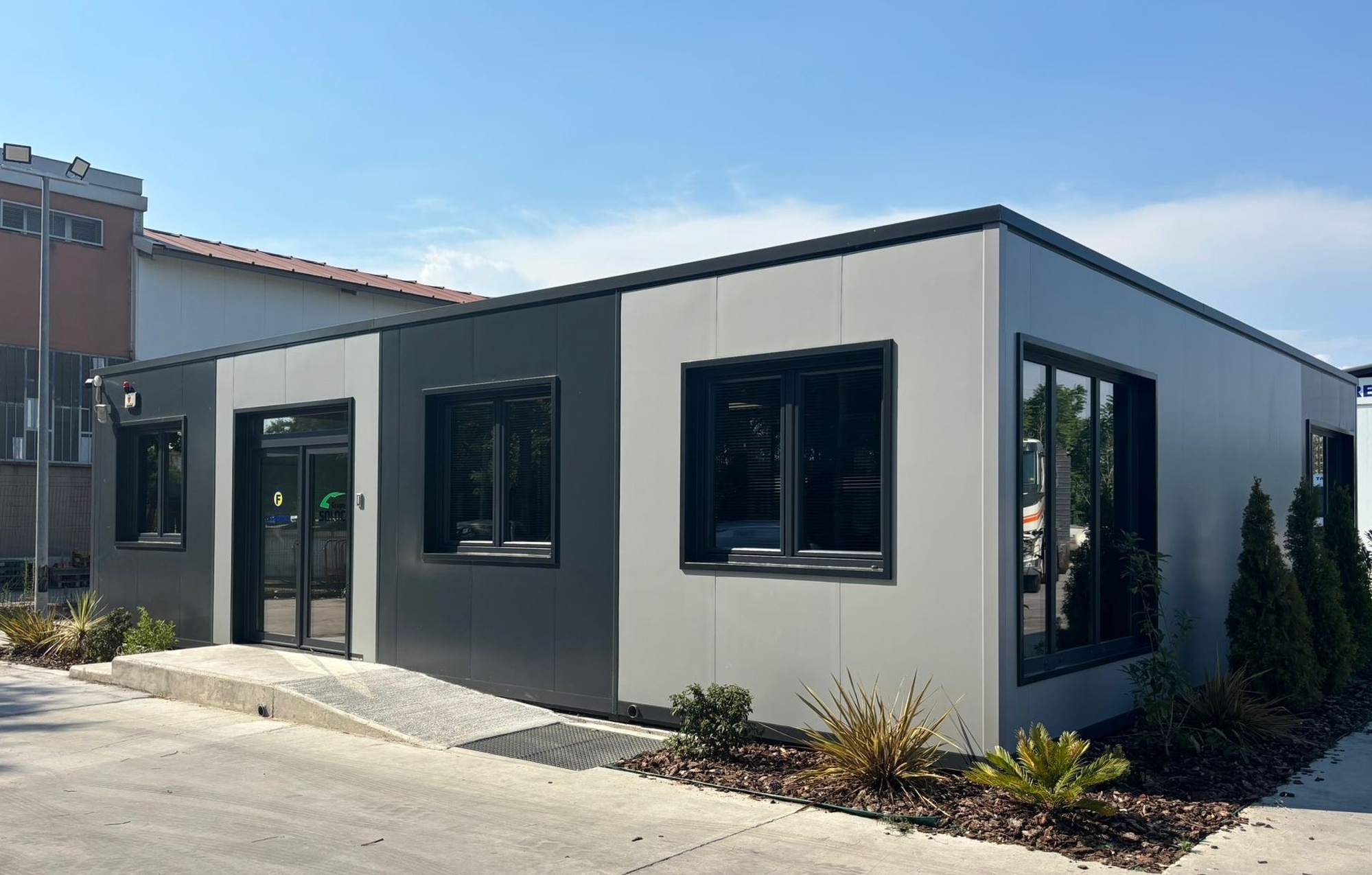 Oficina modular prefabricada exterior integrada en nave industrial en Mollet del Vallès