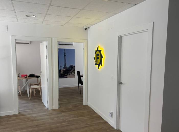 Equipamiento y distribución interior de oficina modular para nave industrial