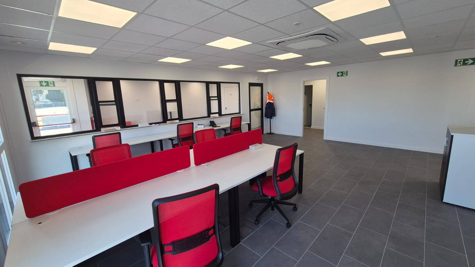 Zona de trabajo en oficinas modulares para centro logístico con climatización KRV