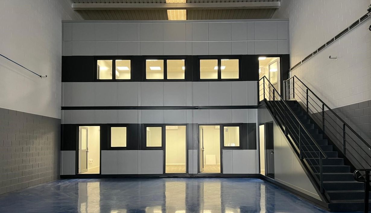Módulos de oficinas prefabricadas para nave industrial instalados en Vitoria