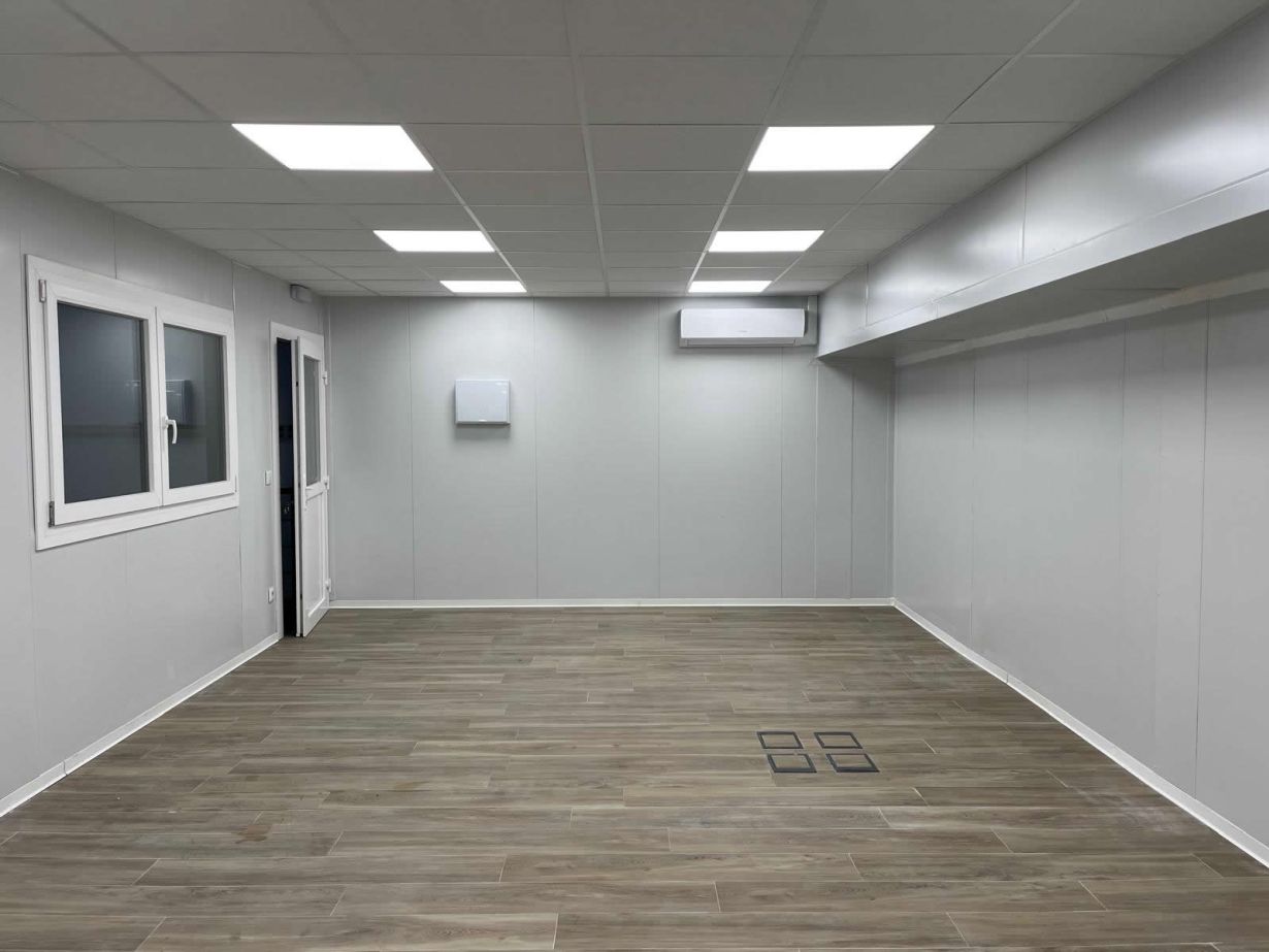 Interior de oficinas prefabricadas para nave con sistema de climatización VRV