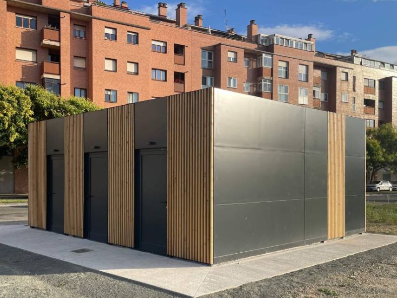Instalación de vestuarios prefabricados modulares equipados con duchas y taquillas de 3dmodular