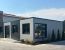 Fachada de oficina modular prefabricada para nave industrial con acabado ventilado