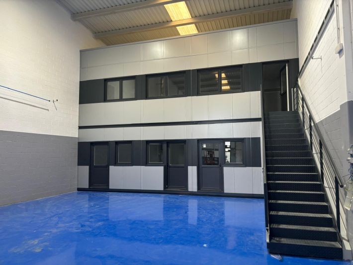 Vista general de oficinas prefabricadas para nave de Daco Ingeniería Industrial en Vitoria