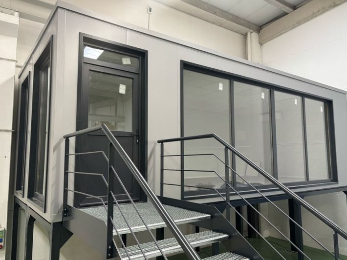 Oficina prefabricada para interior de nave industrial con aislamiento termoacústico en Vitoria