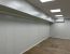 Instalación de módulos de oficina prefabricados en interior de nave con altura reducida