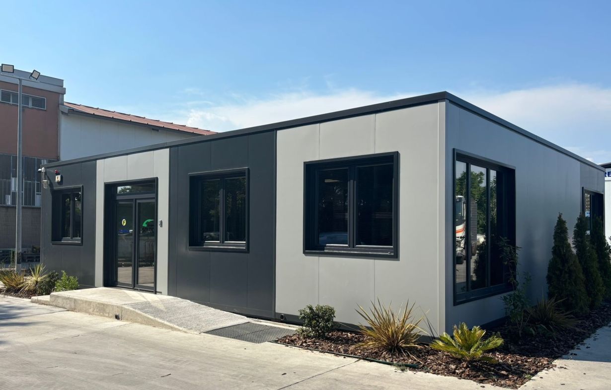 Oficina modular prefabricada exterior integrada en nave industrial en Mollet del Vallès