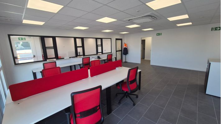 Zona de trabajo en oficinas modulares para centro logístico con climatización KRV